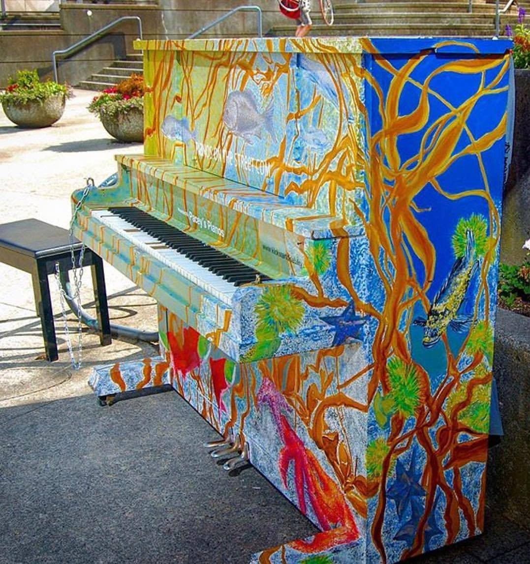 An underwater-themed upright wrapped in golden kelp, starfish and rockfish on cobalt water.